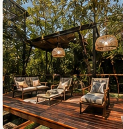 Deck com poltronas em meio à mata