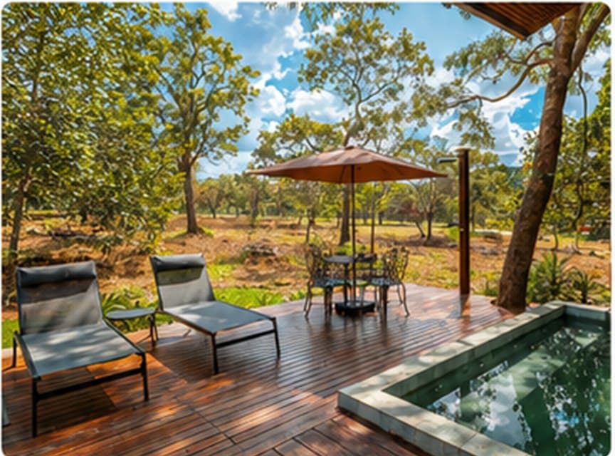 Deck com piscina e vista para a mata