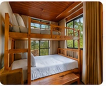 Quarto com beliche em madeira